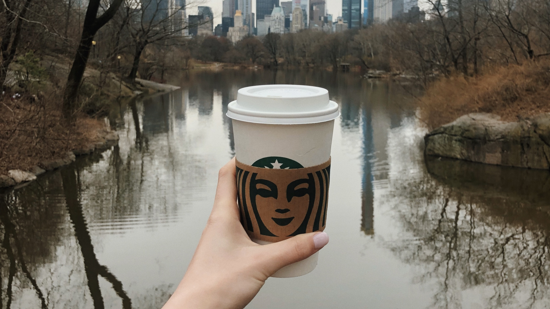 Person Mit Weißem Und Braunem Einwegbecher. Wallpaper in 1920x1080 Resolution