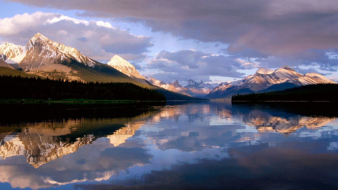 Brown Wooden House Near Lake and Mountains Under White Clouds and Blue Sky During Daytime. Wallpaper in 1366x768 Resolution