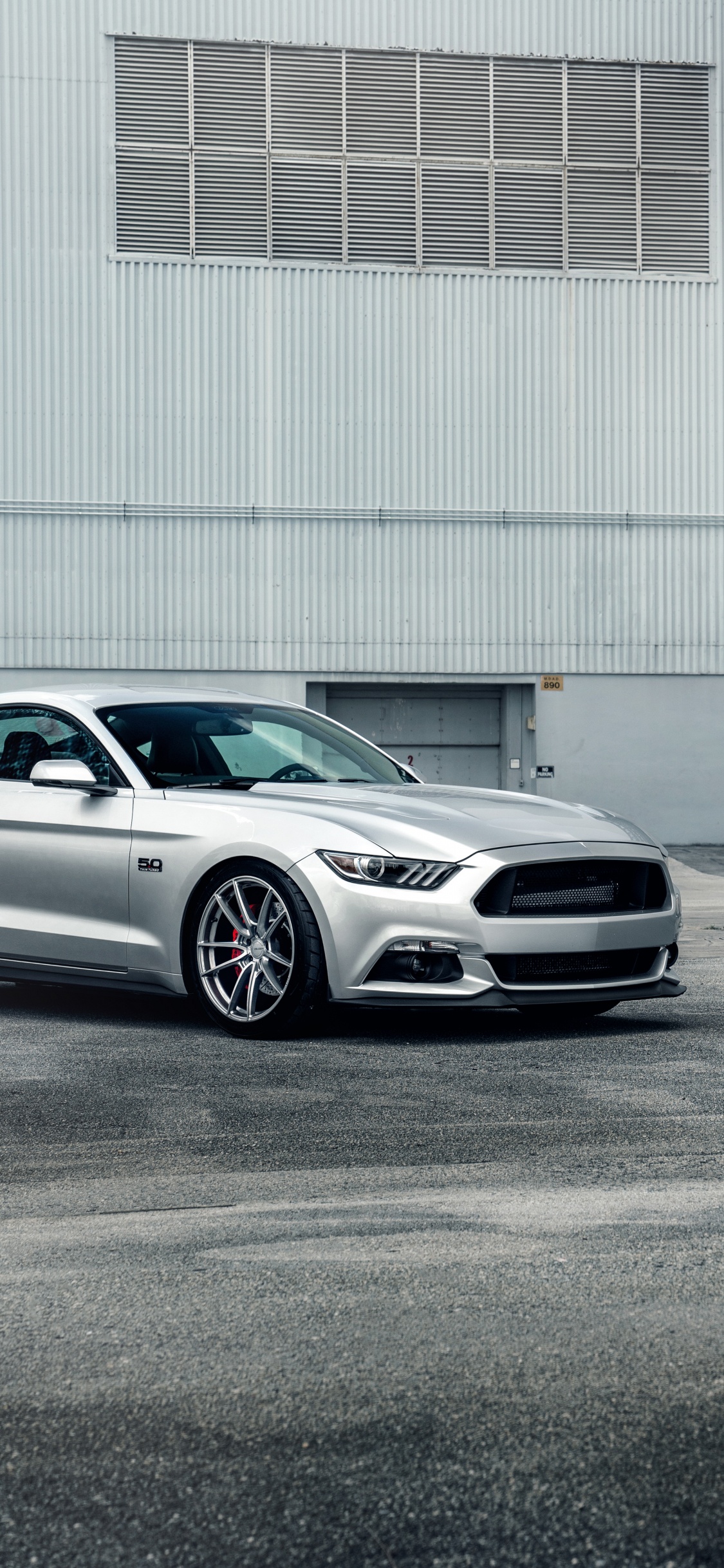 Weiße Limousine in Der Nähe Des Weißen Gebäudes Geparkt. Wallpaper in 1125x2436 Resolution