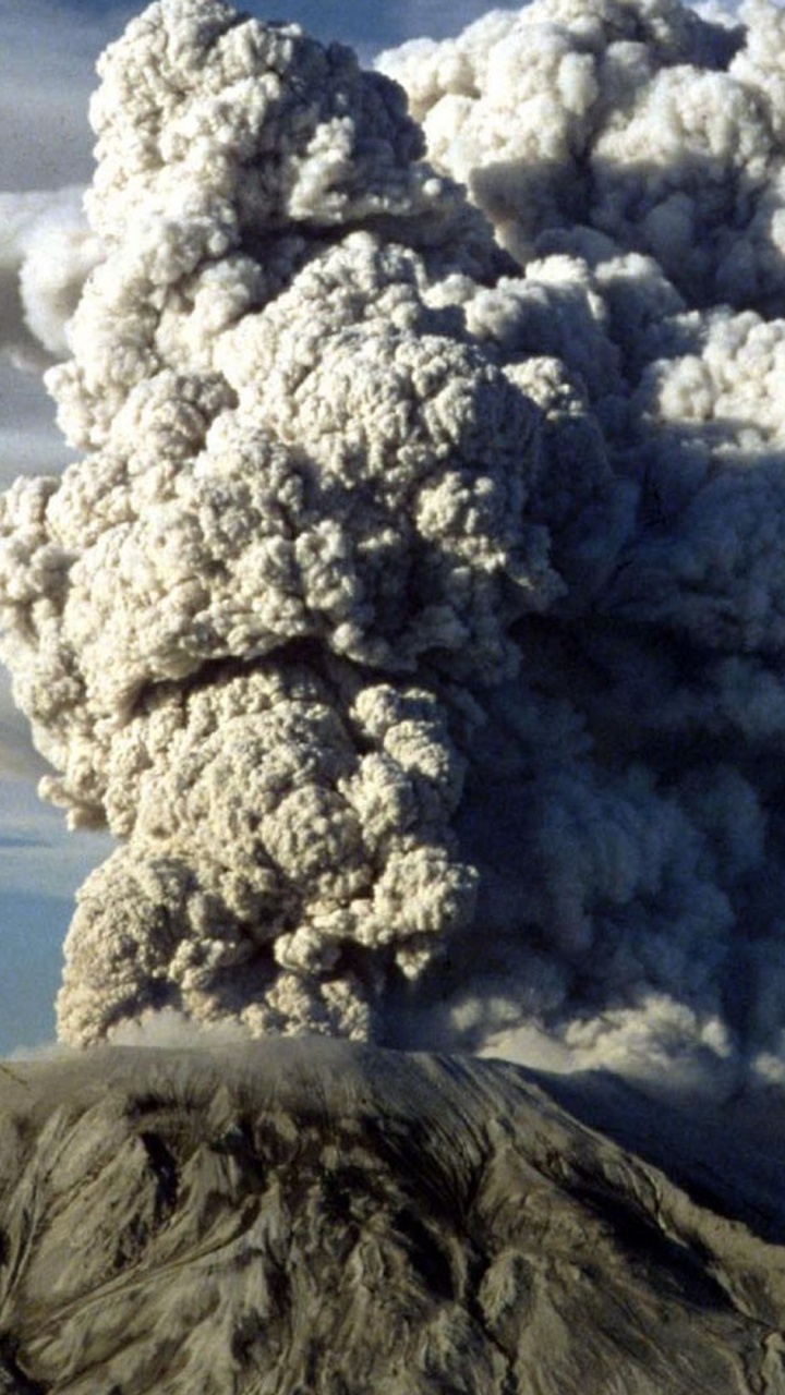 Nuages Blancs Sur la Montagne Brune. Wallpaper in 720x1280 Resolution
