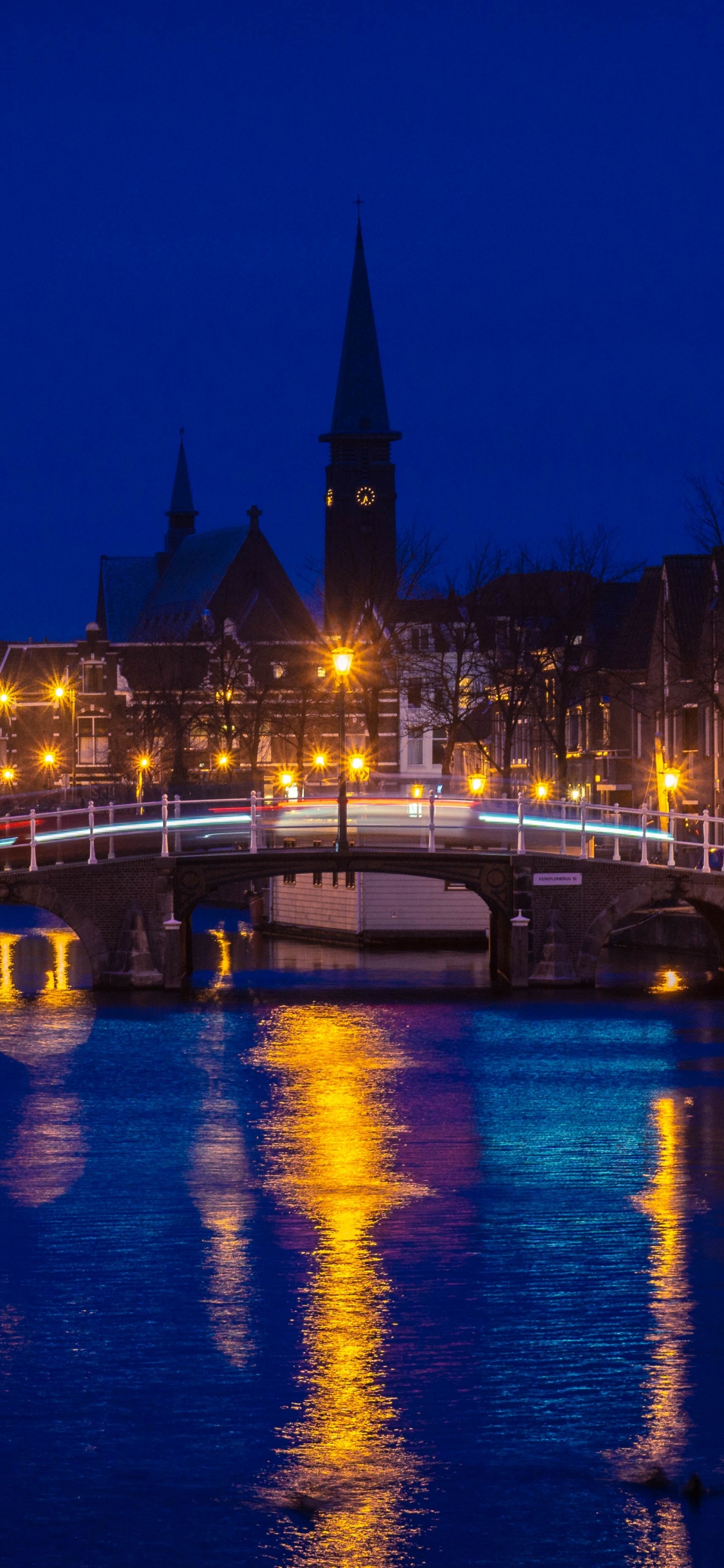 Plan D'eau Près du Bâtiment Pendant la Nuit. Wallpaper in 1125x2436 Resolution