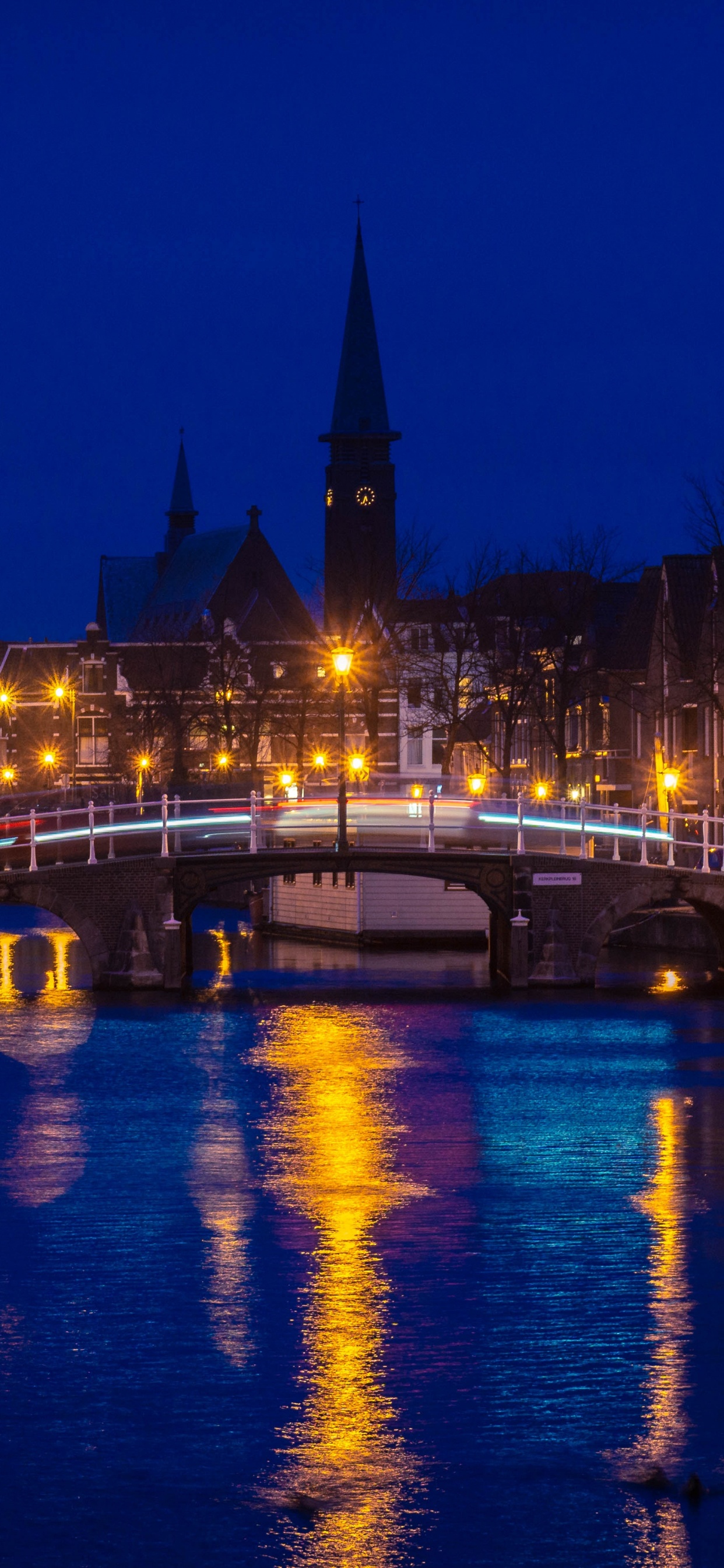Plan D'eau Près du Bâtiment Pendant la Nuit. Wallpaper in 1242x2688 Resolution