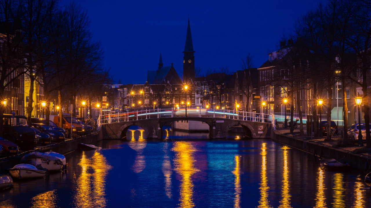 Body of Water Near Building During Night Time. Wallpaper in 1280x720 Resolution