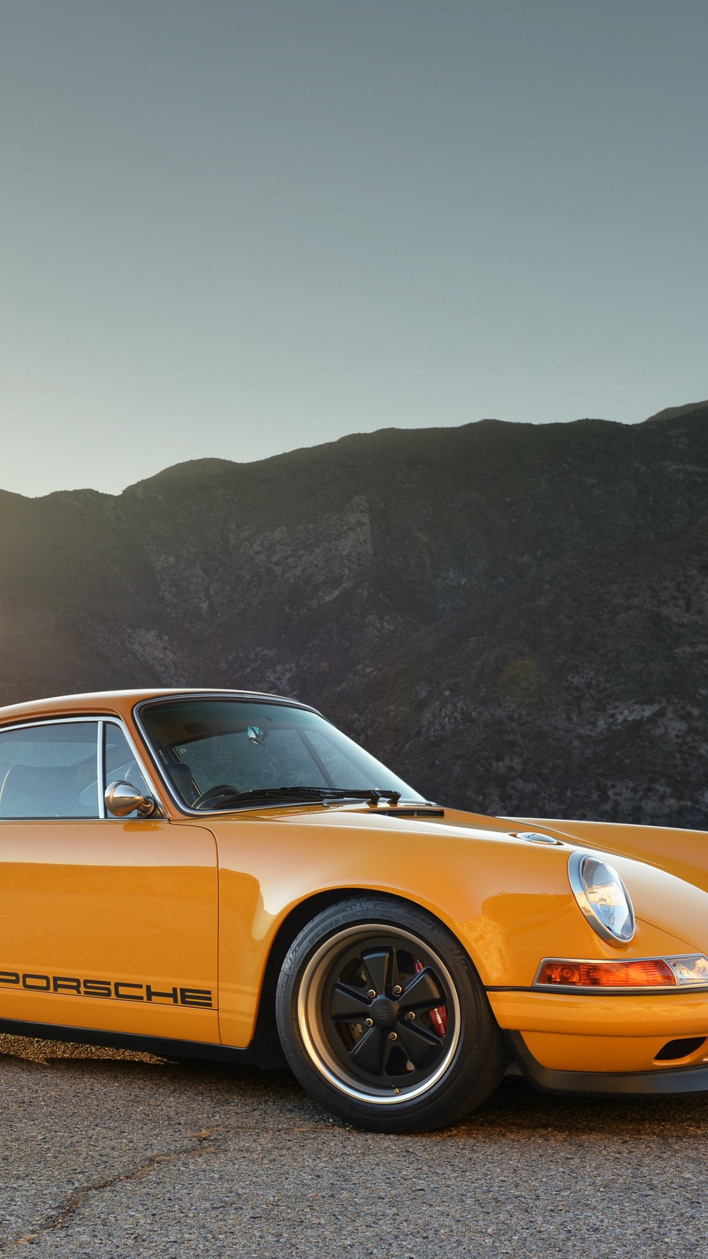 Gelber Porsche 911 Auf Braunem Feldweg Tagsüber. Wallpaper in 1440x2560 Resolution