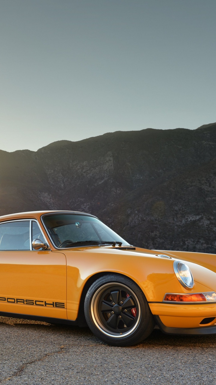 Porsche 911 Jaune Sur Chemin de Terre Brun Pendant la Journée. Wallpaper in 720x1280 Resolution