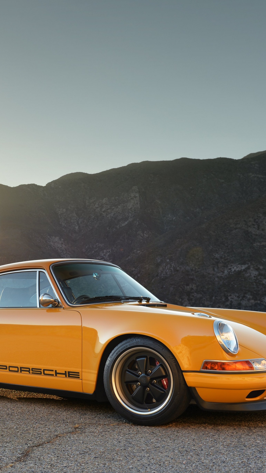 Porsche 911 Amarillo Sobre Marrón Camino de Tierra Durante el Día. Wallpaper in 1080x1920 Resolution