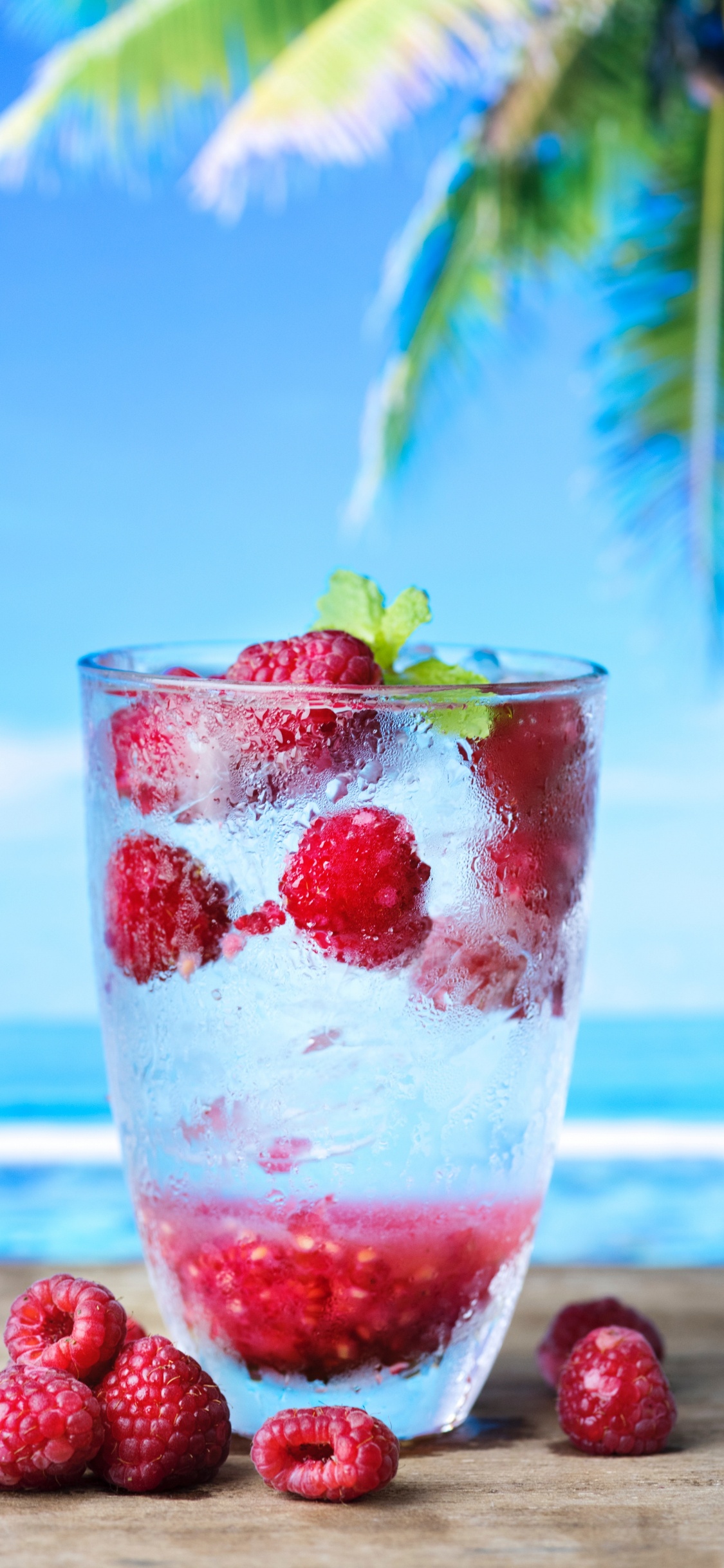 Verre à Boire Clair Avec Fraise et Glace. Wallpaper in 1125x2436 Resolution