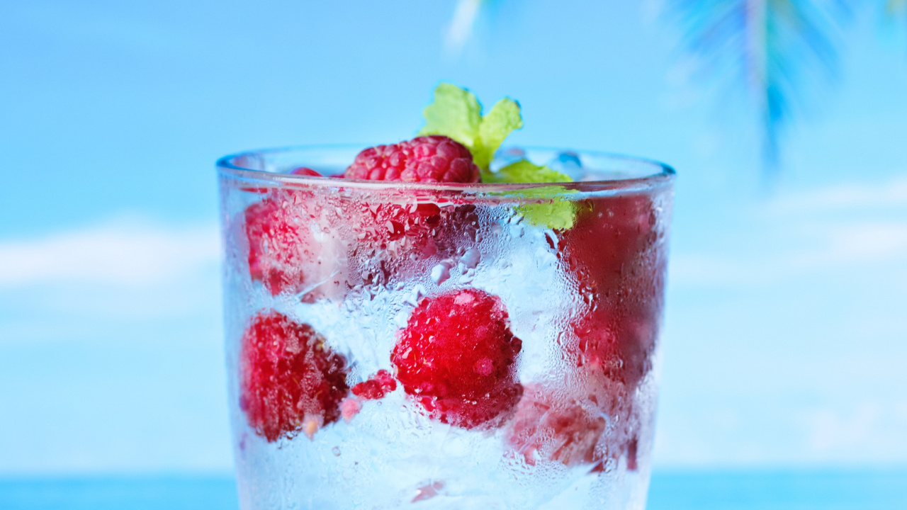 Clear Drinking Glass With Strawberry and Ice. Wallpaper in 1280x720 Resolution