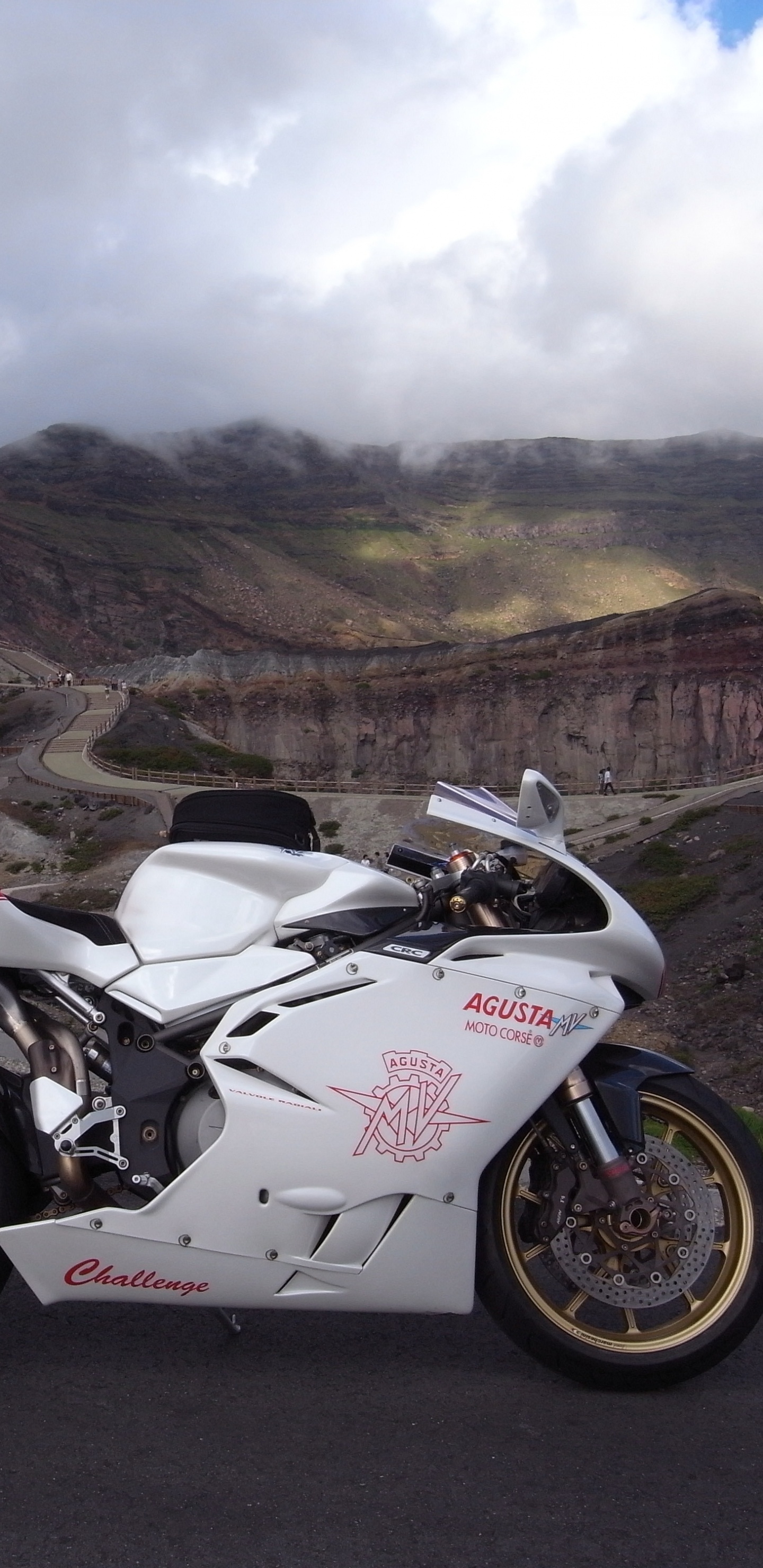Vélo de Sport Blanc et Noir Sur Route Pendant la Journée. Wallpaper in 1440x2960 Resolution