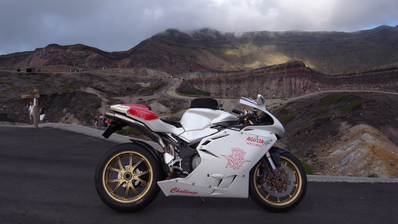 White and Black Sports Bike on Road During Daytime. Wallpaper in 1280x720 Resolution