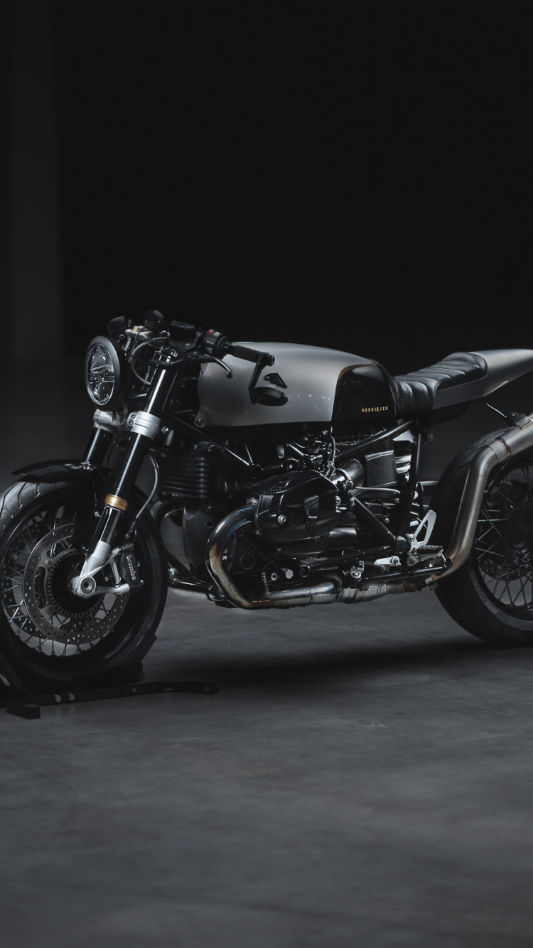 Moto Cruiser Noir et Argent. Wallpaper in 750x1334 Resolution