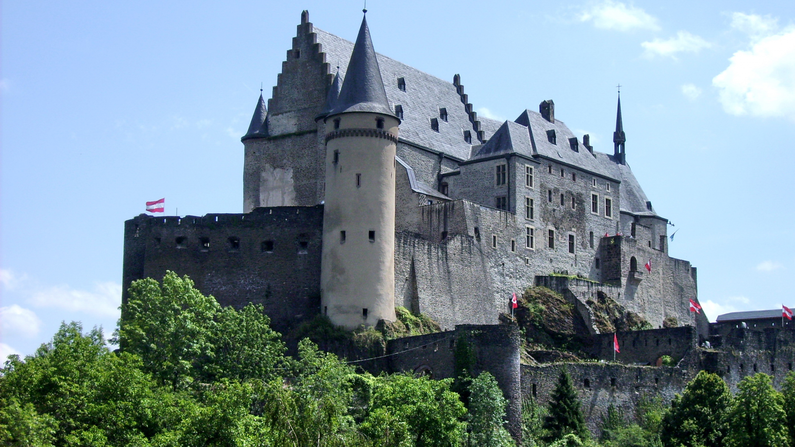 Château en Béton Gris Entouré D'arbres Verts Pendant la Journée. Wallpaper in 2560x1440 Resolution