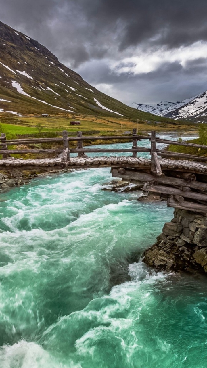 Lago Verde Cerca de la Montaña Bajo Nubes Blancas Durante el Día. Wallpaper in 720x1280 Resolution