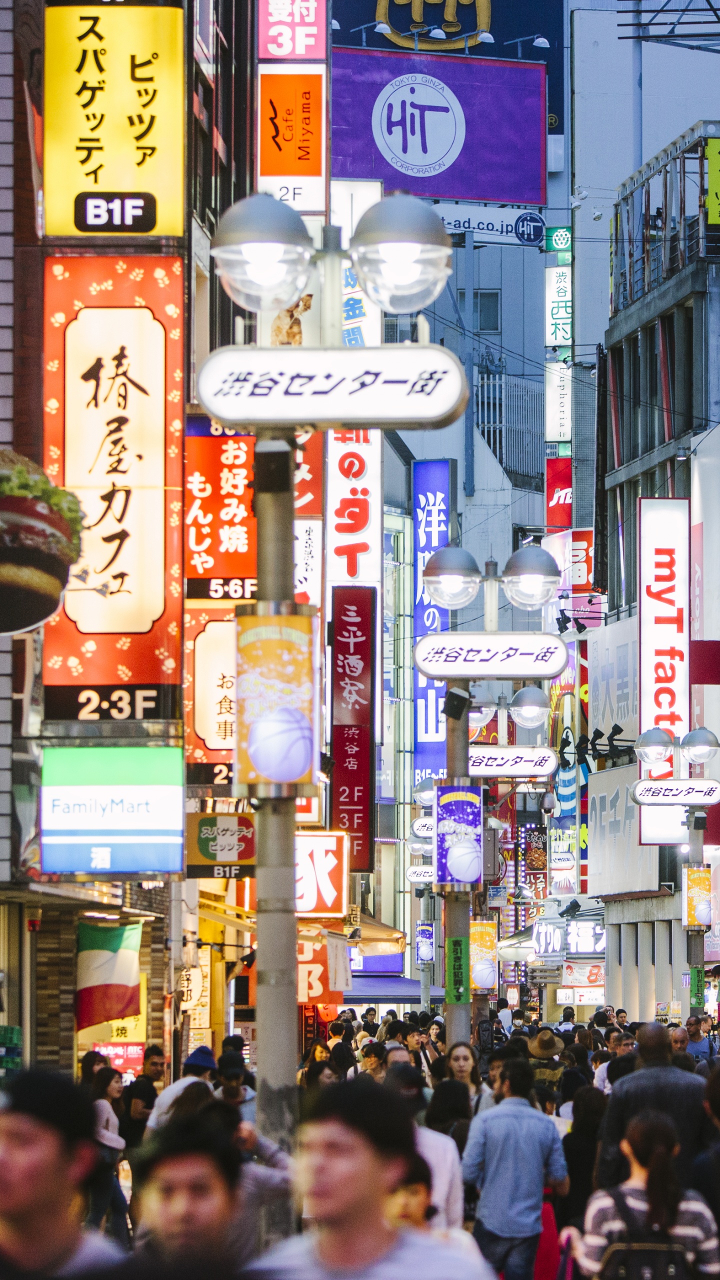 People Walking on Street During Daytime. Wallpaper in 1440x2560 Resolution