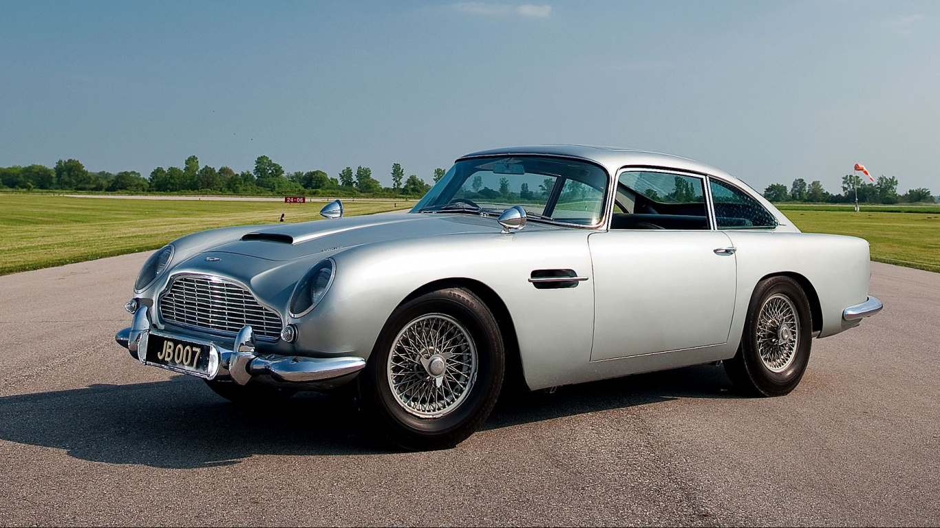 Porsche 911 Blanche Sur Route Pendant la Journée. Wallpaper in 1366x768 Resolution