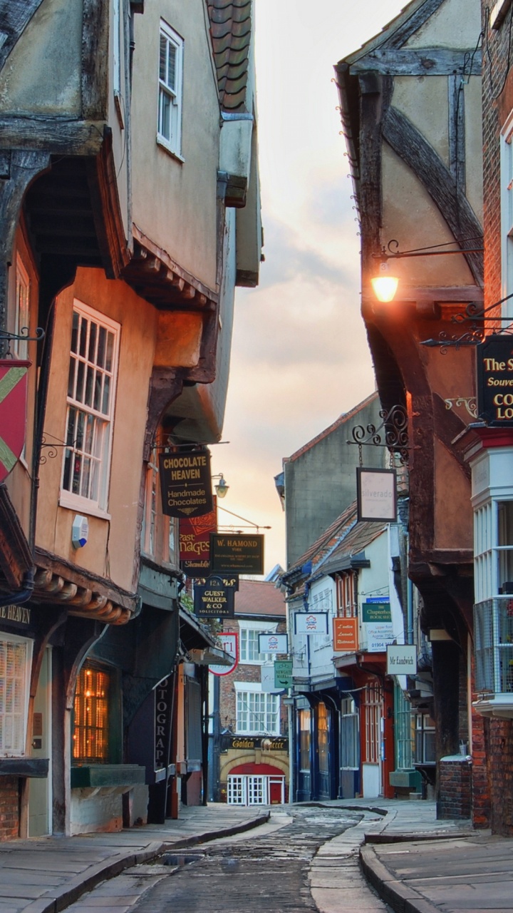 Calle Vacía Entre Edificios Durante el Día.. Wallpaper in 720x1280 Resolution
