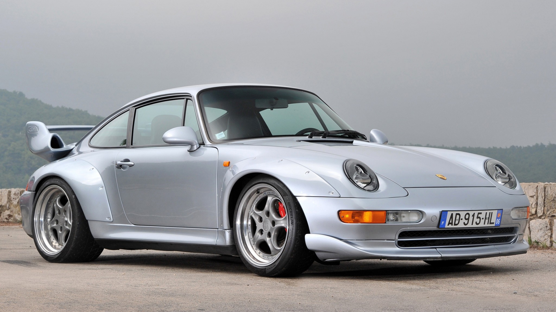 Silbernes Mercedes Benz Coupé Auf Grauer Asphaltstraße. Wallpaper in 1920x1080 Resolution