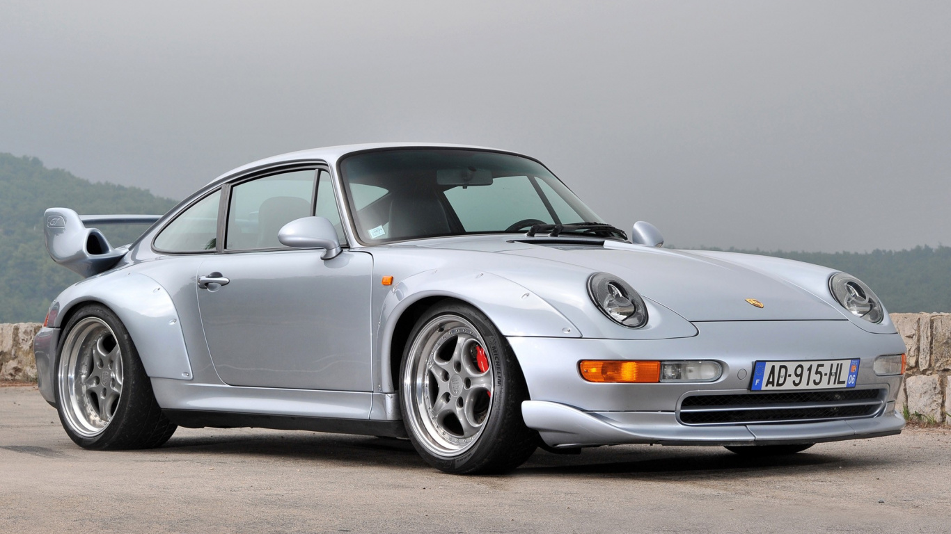 Mercedes Benz Coupé Argenté Sur Route Asphaltée Grise. Wallpaper in 1366x768 Resolution