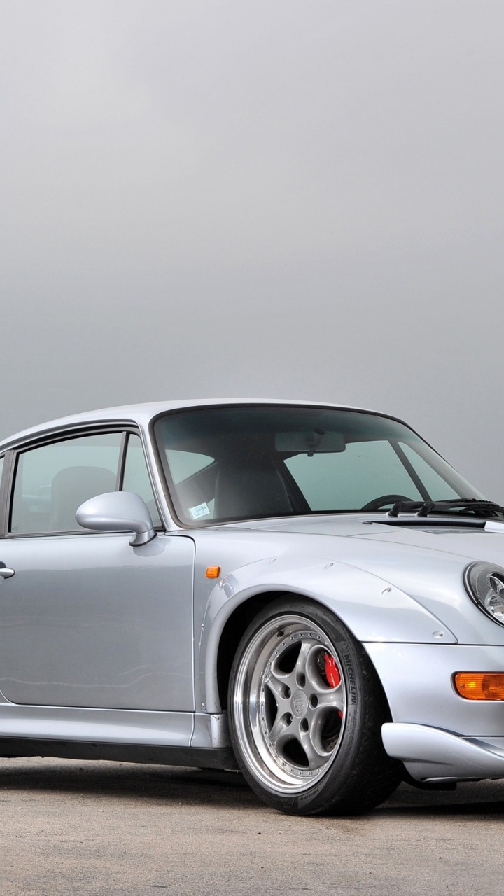 Mercedes Benz Coupé Argenté Sur Route Asphaltée Grise. Wallpaper in 720x1280 Resolution