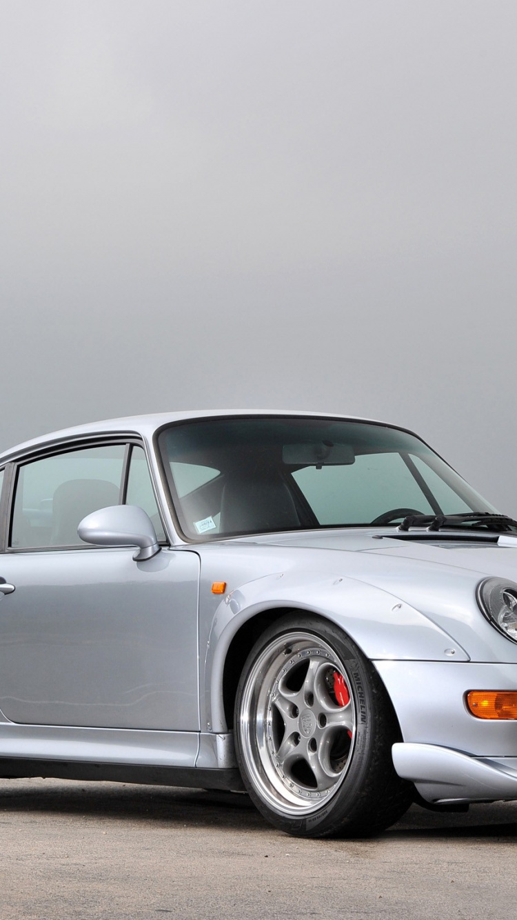 Mercedes Benz Coupé Argenté Sur Route Asphaltée Grise. Wallpaper in 750x1334 Resolution