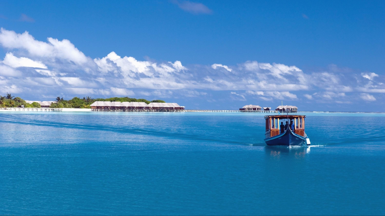 Brown Boat on Sea Under Blue Sky During Daytime. Wallpaper in 1280x720 Resolution