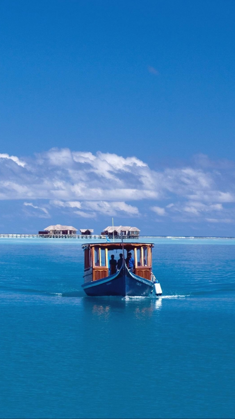 Brown Boat on Sea Under Blue Sky During Daytime. Wallpaper in 750x1334 Resolution