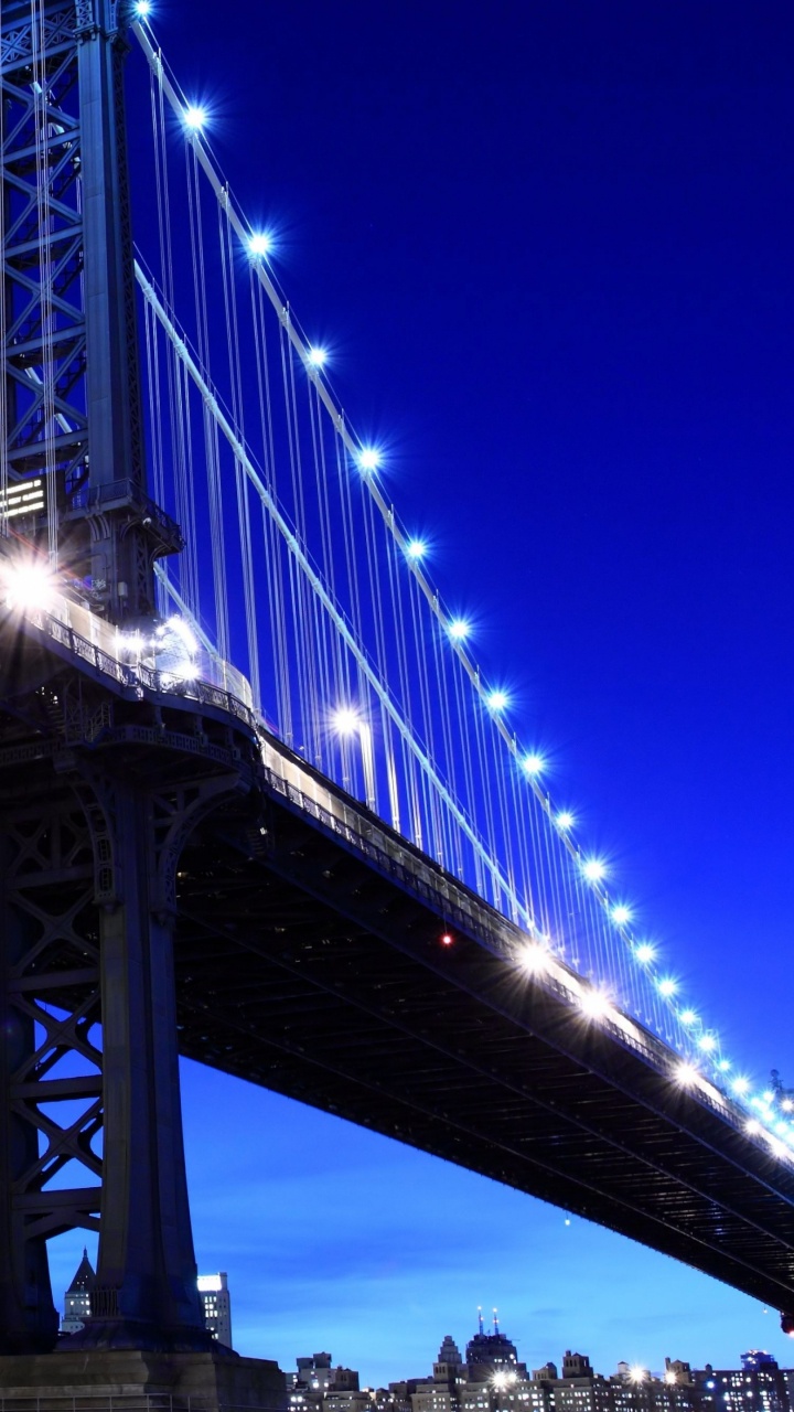 Pont Bleu Sous Ciel Bleu Pendant la Nuit. Wallpaper in 720x1280 Resolution