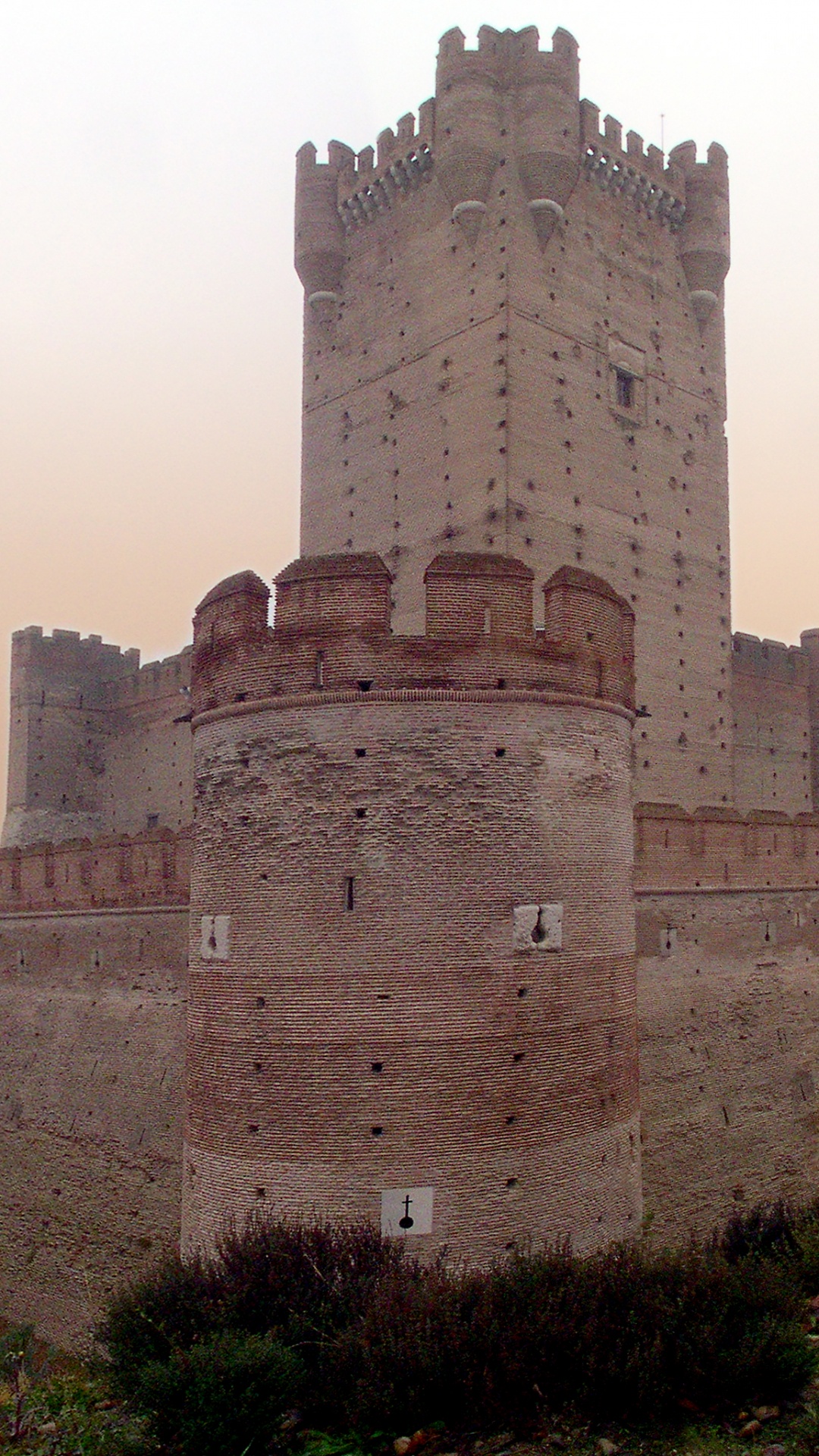 Bâtiment en Béton Brun Sous Ciel Gris Pendant la Journée. Wallpaper in 1080x1920 Resolution