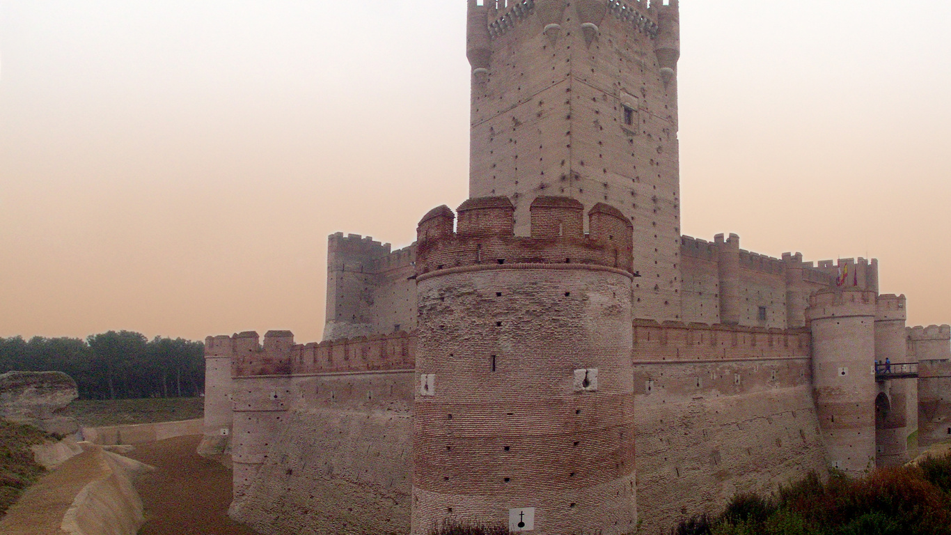 Bâtiment en Béton Brun Sous Ciel Gris Pendant la Journée. Wallpaper in 1366x768 Resolution