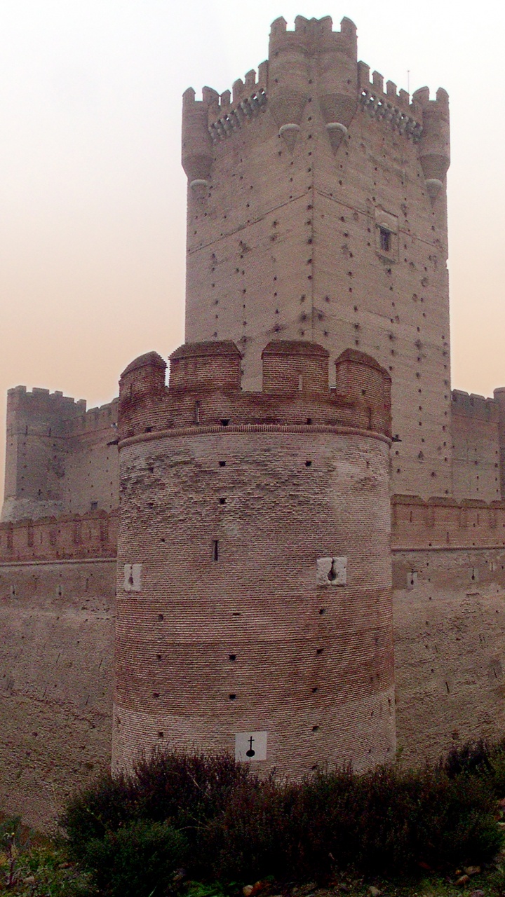 Edificio de Hormigón Marrón Bajo un Cielo Gris Durante el Día. Wallpaper in 720x1280 Resolution