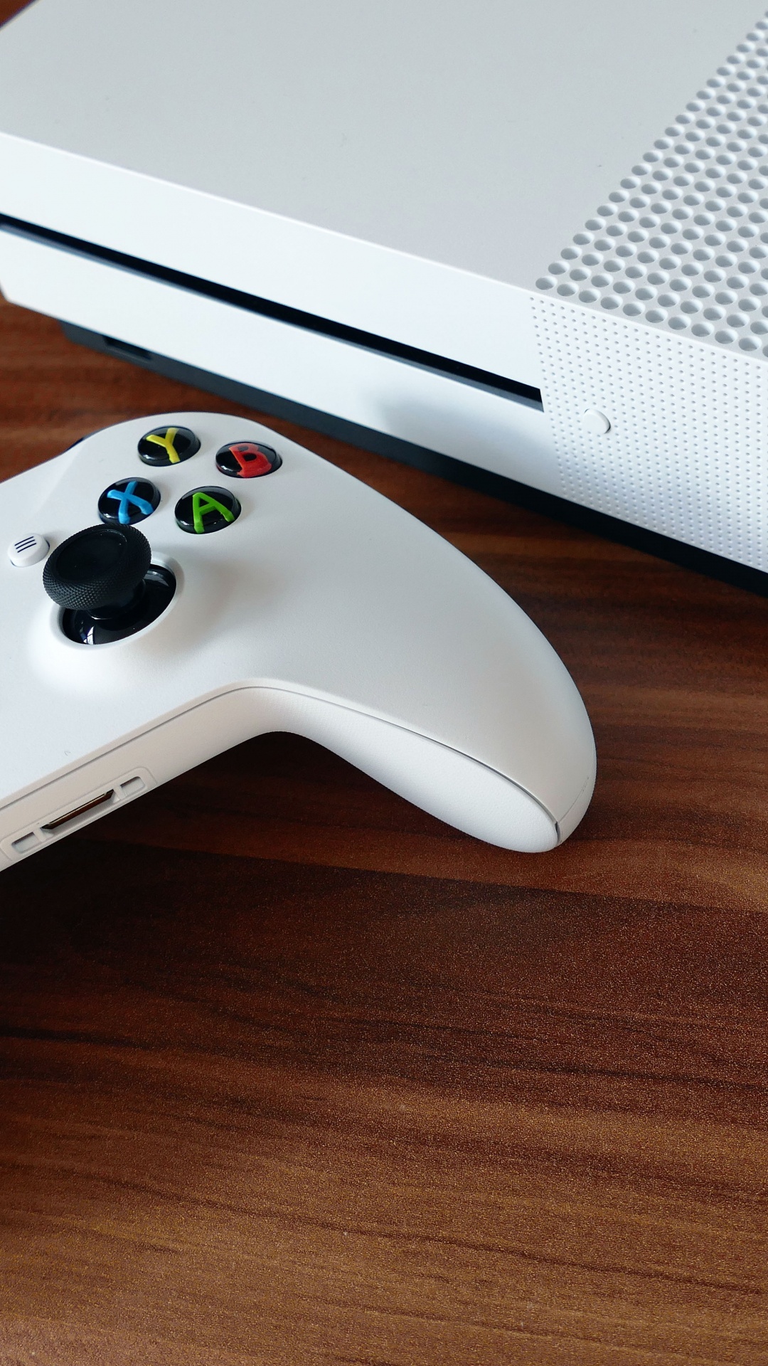 Consola Xbox One Blanca y Controlador de Juegos. Wallpaper in 1080x1920 Resolution