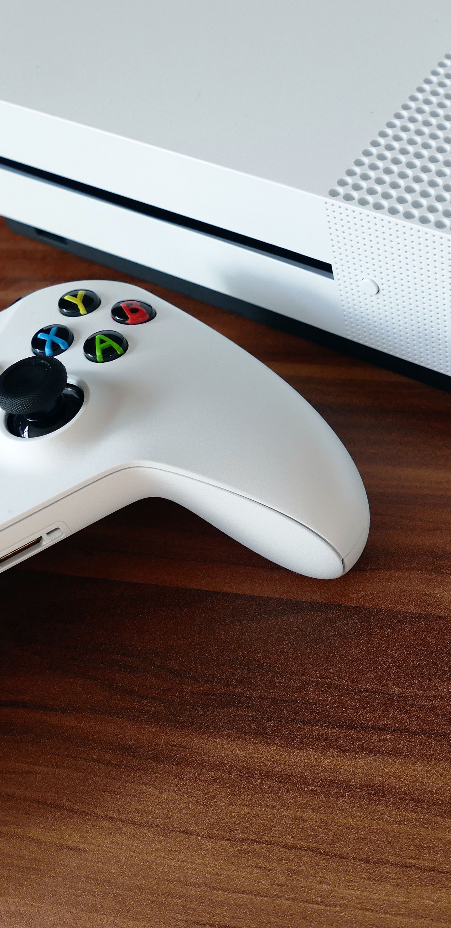 Consola Xbox One Blanca y Controlador de Juegos. Wallpaper in 1440x2960 Resolution