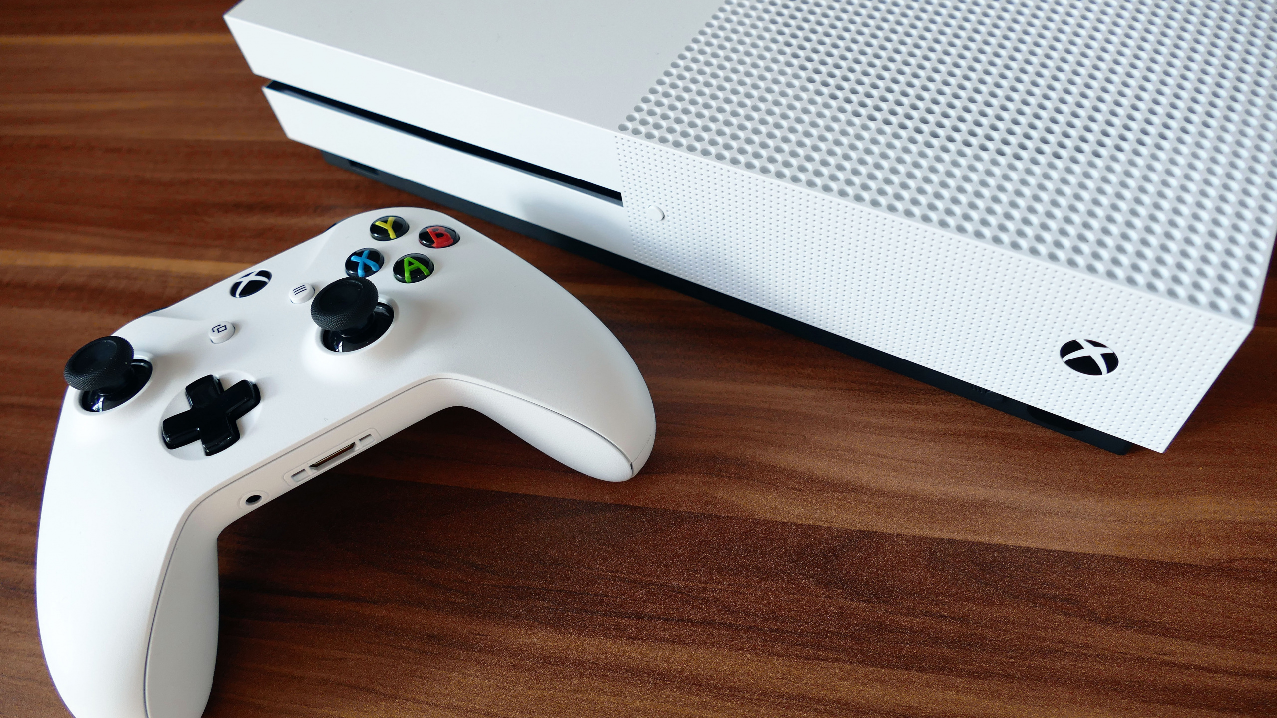 Consola Xbox One Blanca y Controlador de Juegos. Wallpaper in 2560x1440 Resolution