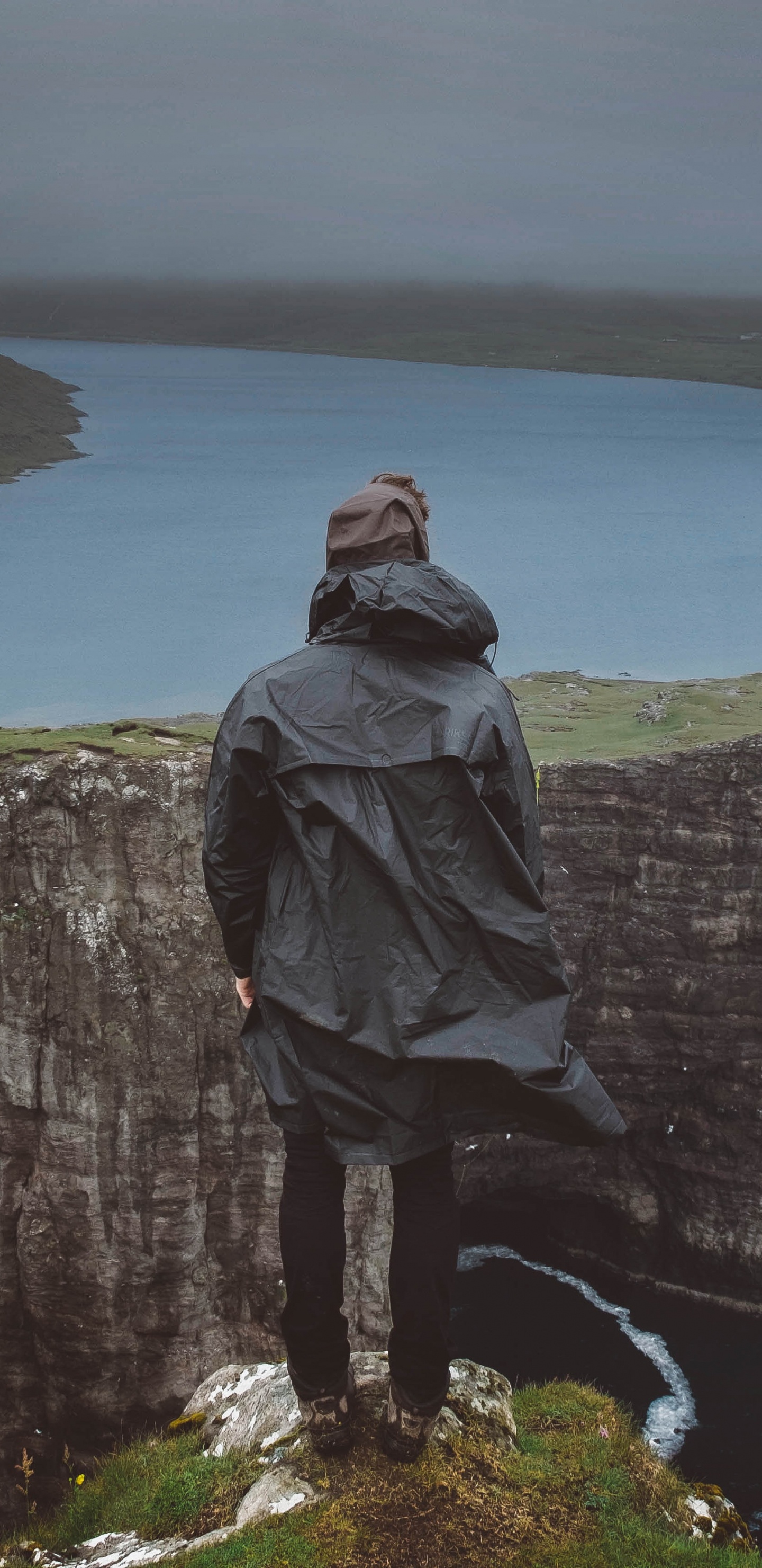 Homme en Sweat à Capuche Gris Debout Sur la Falaise Pendant la Journée. Wallpaper in 1440x2960 Resolution