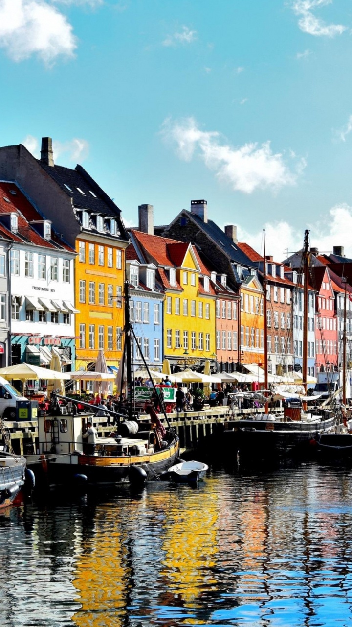 Boot am Dock in Der Nähe Von Gebäuden Tagsüber. Wallpaper in 720x1280 Resolution
