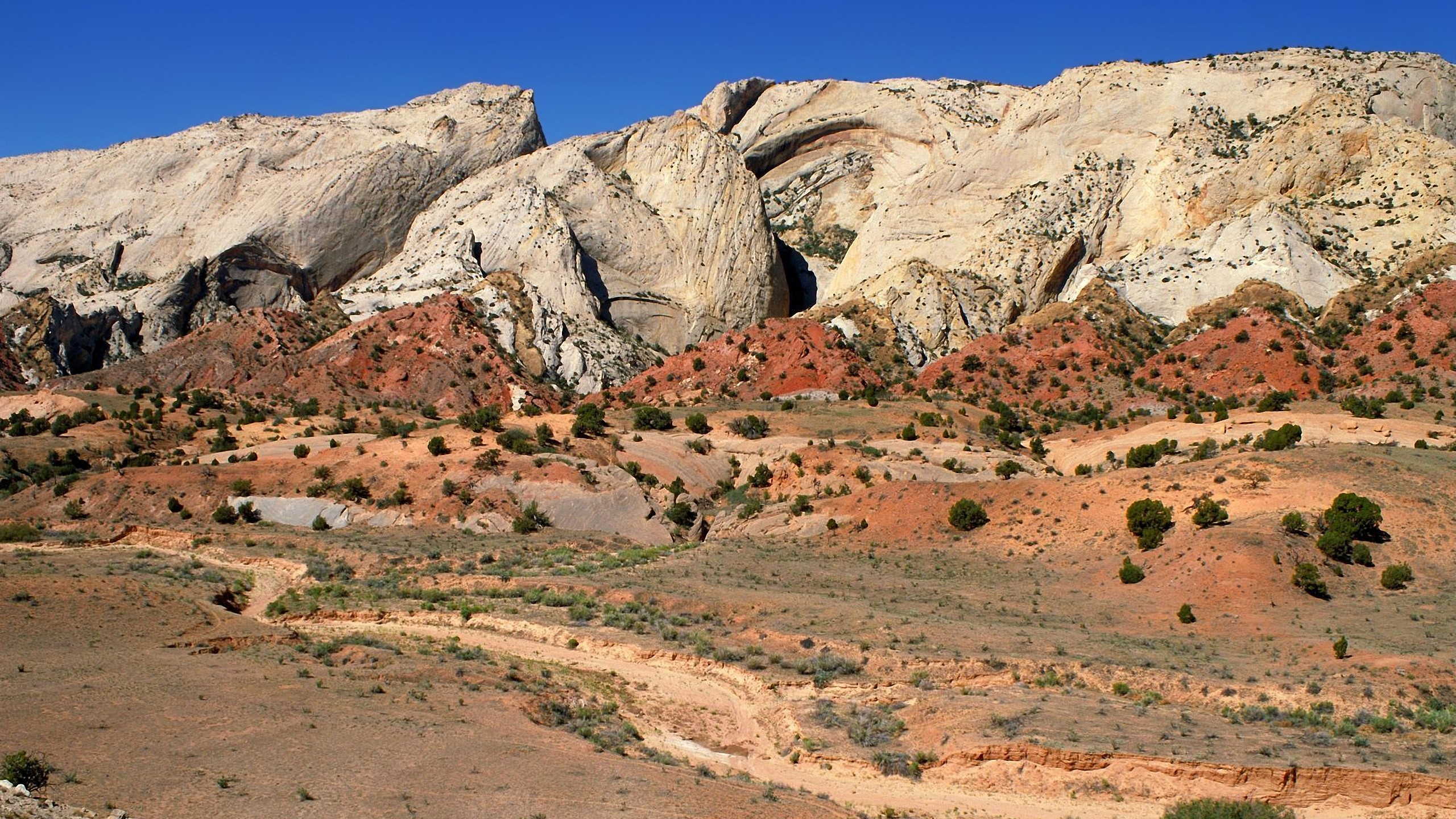Brown and Gray Rock Formation. Wallpaper in 2560x1440 Resolution