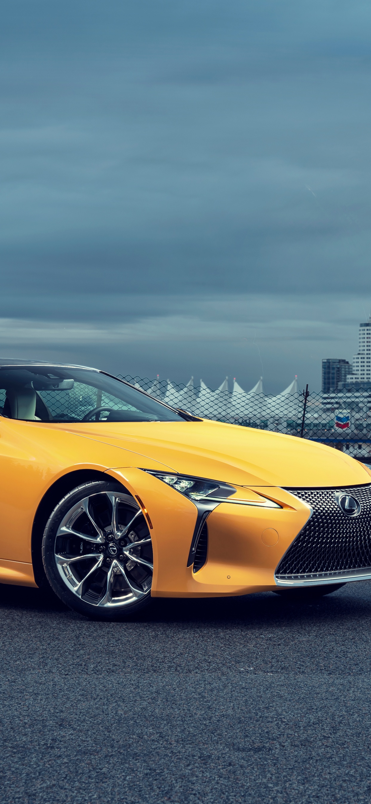 Gelber Porsche 911 Tagsüber Unterwegs. Wallpaper in 1242x2688 Resolution