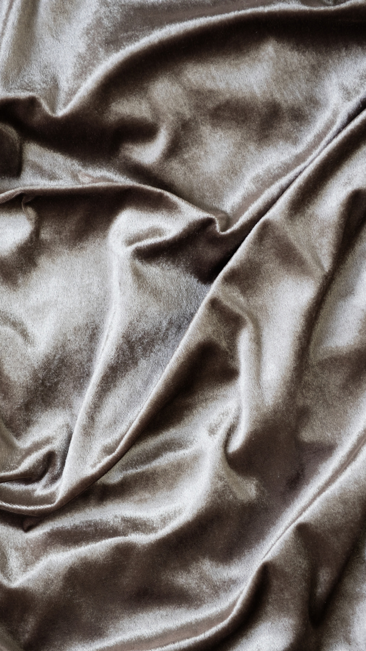 Textil Gris Sobre Mesa de Madera Marrón. Wallpaper in 750x1334 Resolution