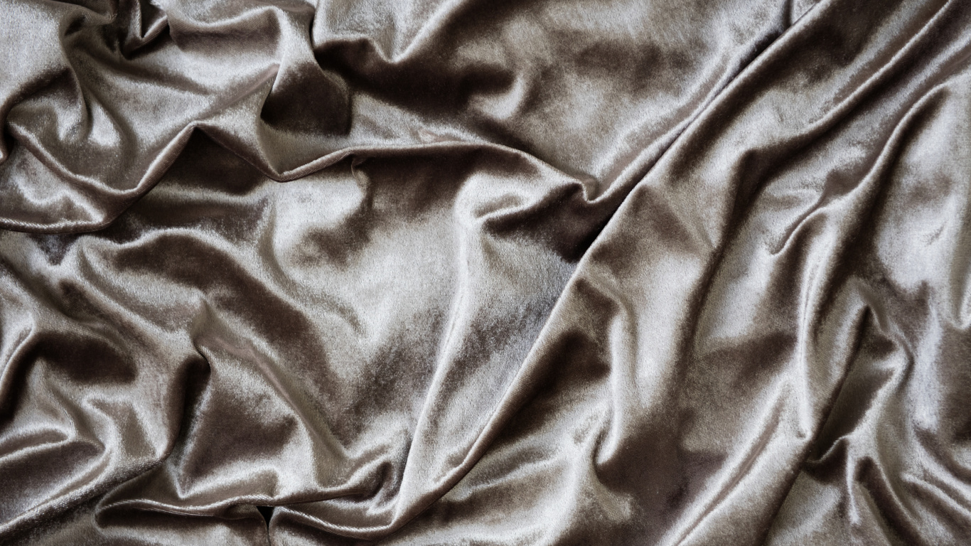 Graues Textil Auf Braunem Holztisch. Wallpaper in 1366x768 Resolution