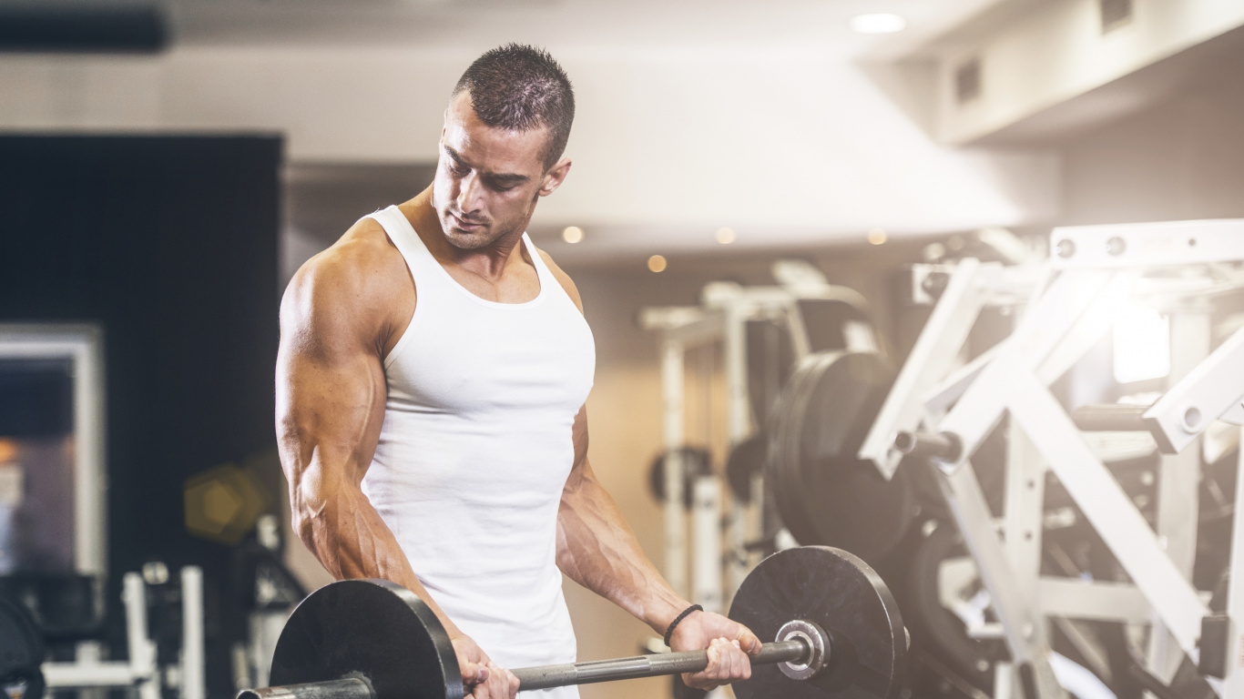 L'homme en Débardeur Blanc Exerçant Son Barbell. Wallpaper in 1366x768 Resolution