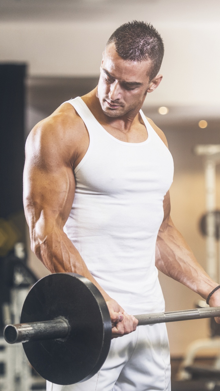 L'homme en Débardeur Blanc Exerçant Son Barbell. Wallpaper in 720x1280 Resolution