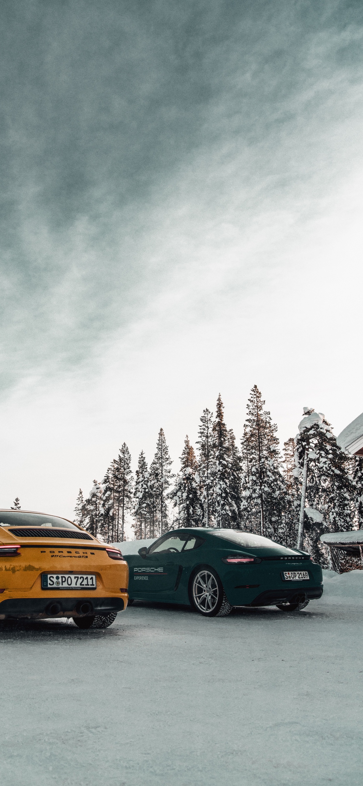 Voitures Noires et Jaunes Sur Route. Wallpaper in 1242x2688 Resolution