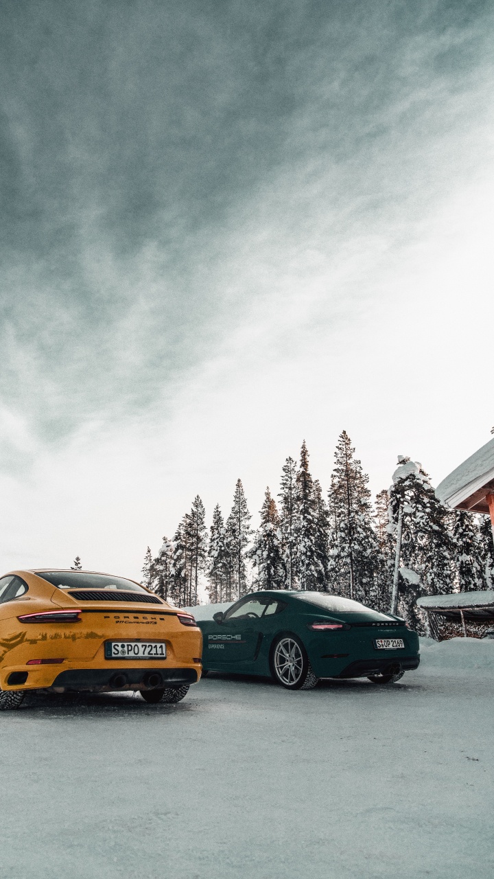 Voitures Noires et Jaunes Sur Route. Wallpaper in 720x1280 Resolution