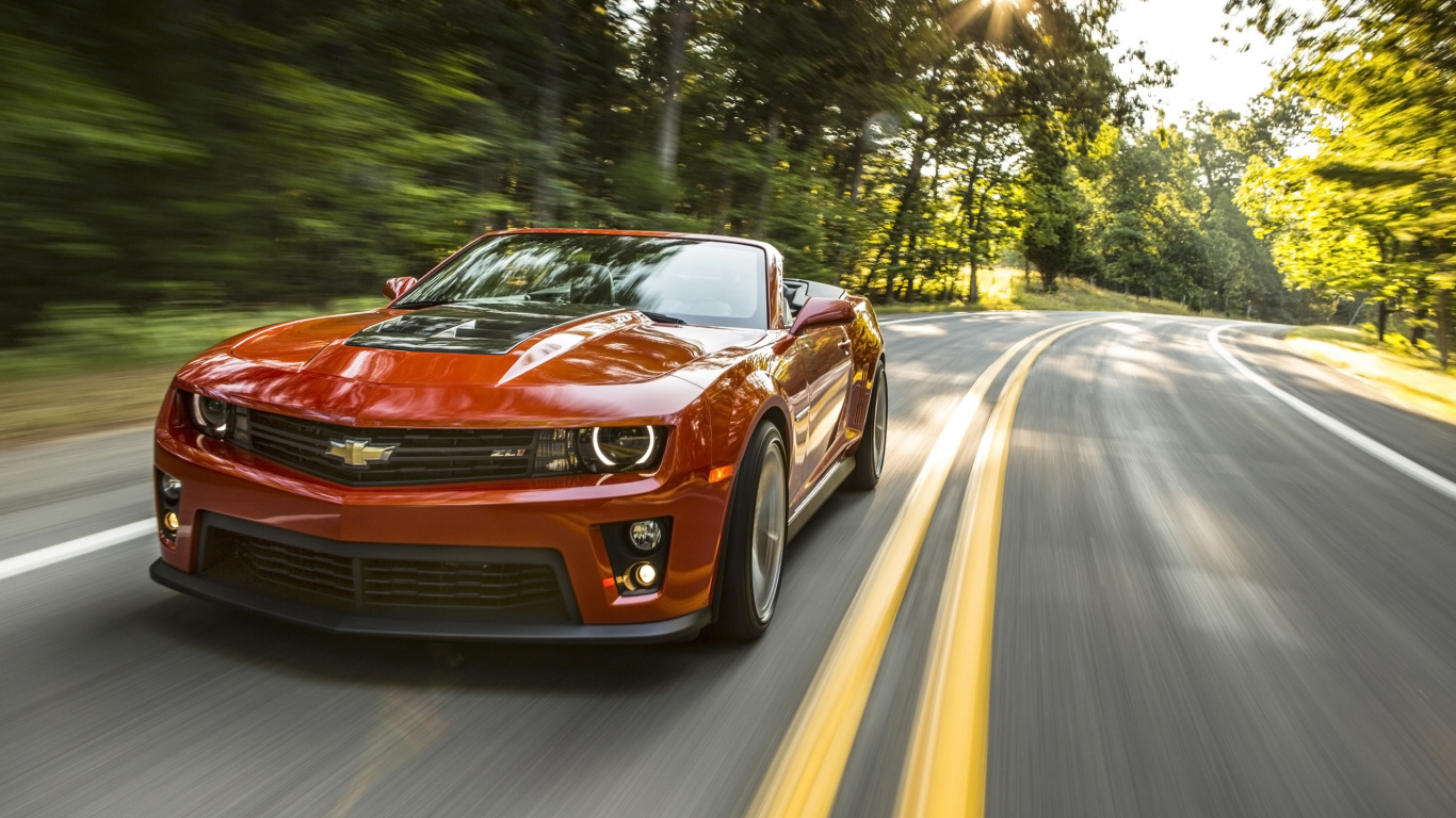 Rotes Cabrio-Auto Tagsüber Unterwegs. Wallpaper in 1366x768 Resolution