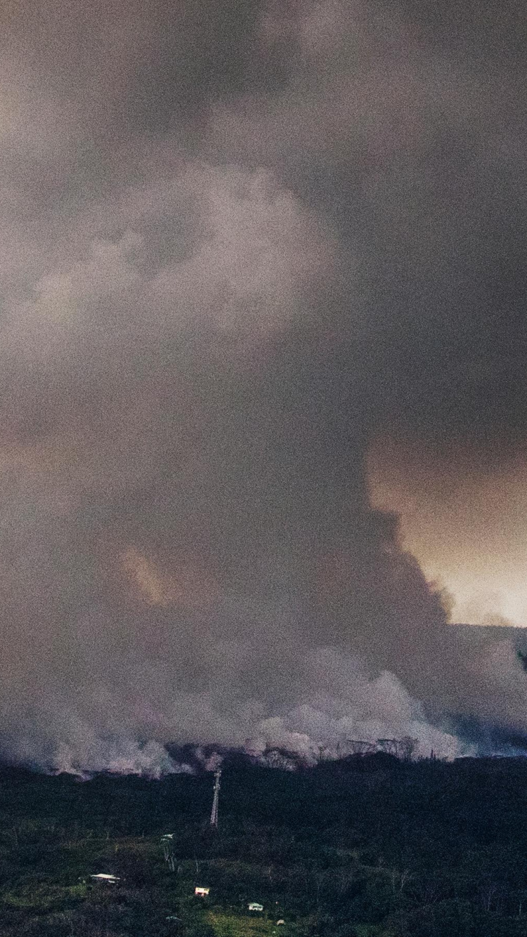 Nuages Blancs Au-dessus du Champ D'herbe Verte. Wallpaper in 750x1334 Resolution