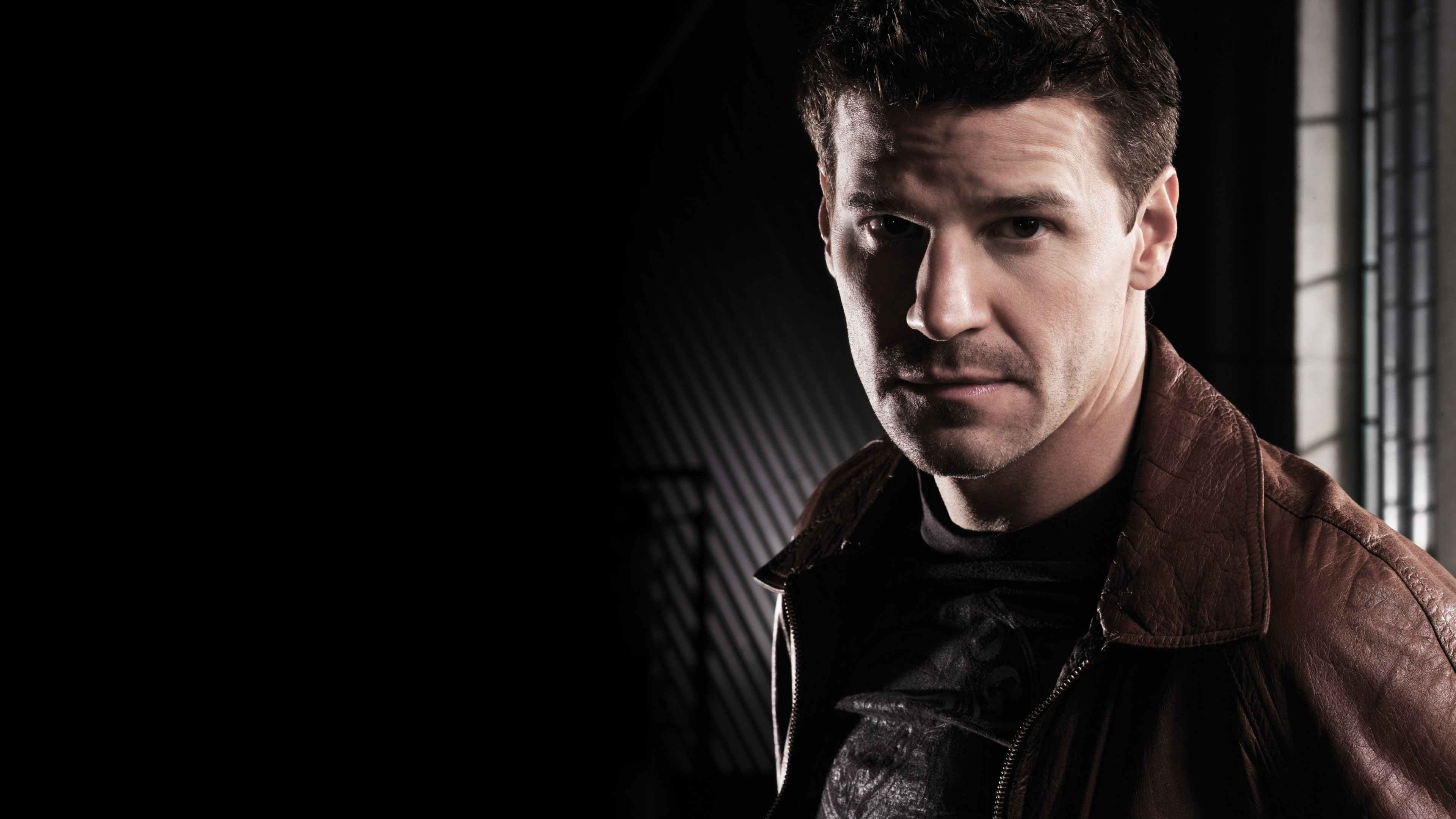 Mann in Schwarzer Lederjacke. Wallpaper in 3840x2160 Resolution