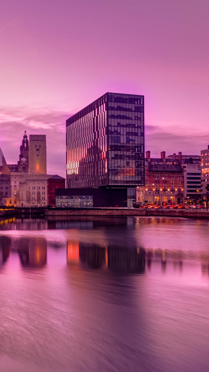 Horizon de la Ville Près D'un Plan D'eau Pendant le Coucher du Soleil. Wallpaper in 720x1280 Resolution