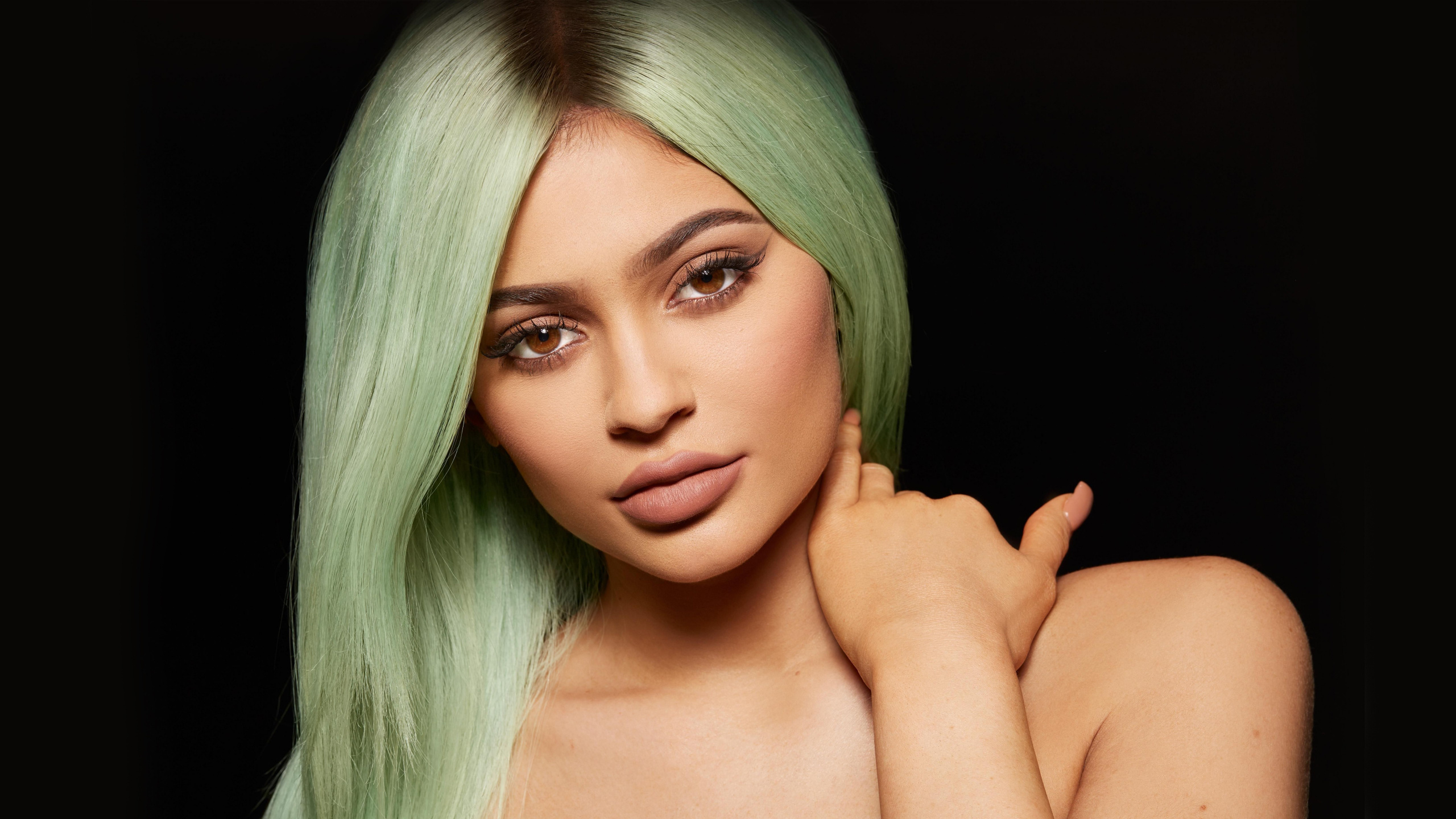 Kylie Jenner, Berühmtheit, Nase, Wange, Lippe. Wallpaper in 2560x1440 Resolution