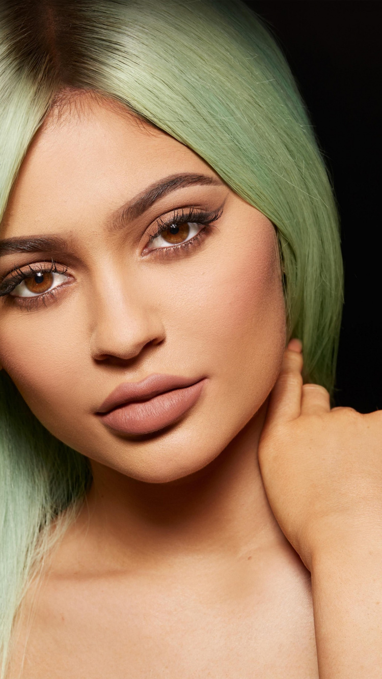 Kylie Jenner, Célébrité, Nez, Joue, Eye-liner. Wallpaper in 750x1334 Resolution
