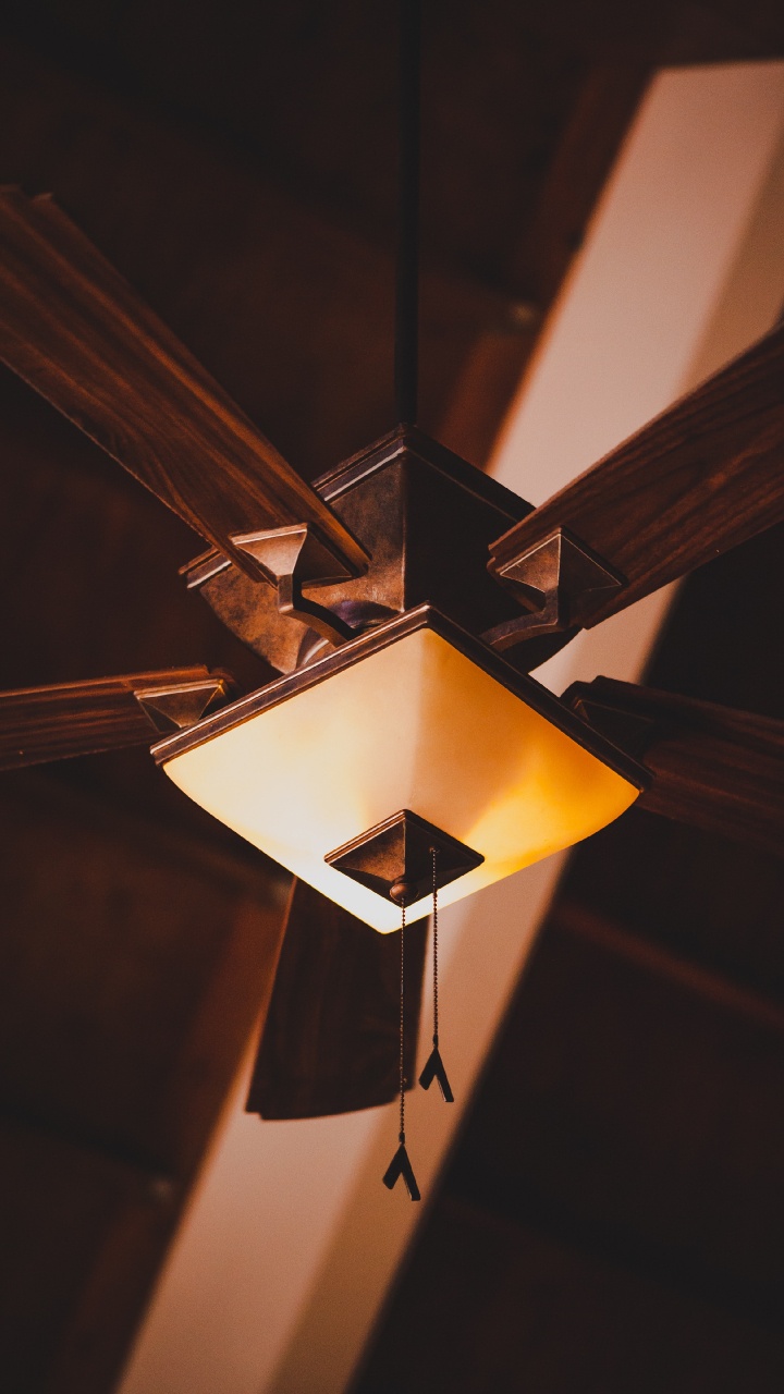 Braune Und Weiße Tischlampe. Wallpaper in 720x1280 Resolution